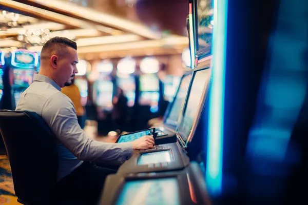 Một cô gái trẻ thư giãn với điện thoại trong khi các biểu tượng casino xuất hiện xung quanh, thể hiện trải nghiệm mượt mà của ứng dụng QWE123.