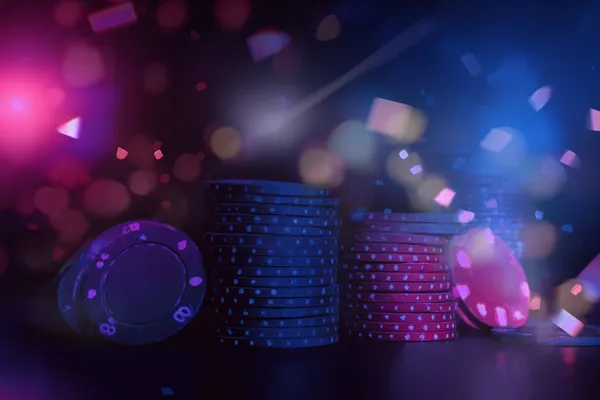 Một cô gái đứng cạnh các máy slot rực sáng, thể hiện sự phong phú của danh mục slot tại QWE123.