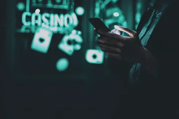 Cận cảnh vòng roulette cùng những đồng xu vàng, thể hiện nhịp chơi sống động trong khu vực casino của QWE123.