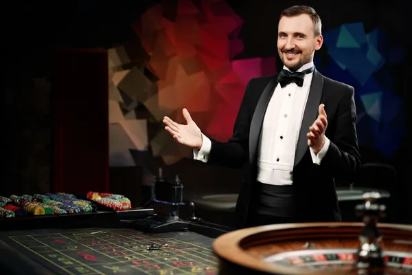Vòng roulette phát sáng với chip đổ xuống, tượng trưng cho các trò chơi live và instant win trên QWE123.