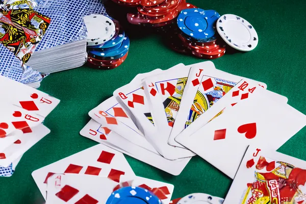 Khoảnh khắc ba số bảy xuất hiện trên cuộn slot cùng các đồng xu vàng, tượng trưng cho những chiến thắng lớn.