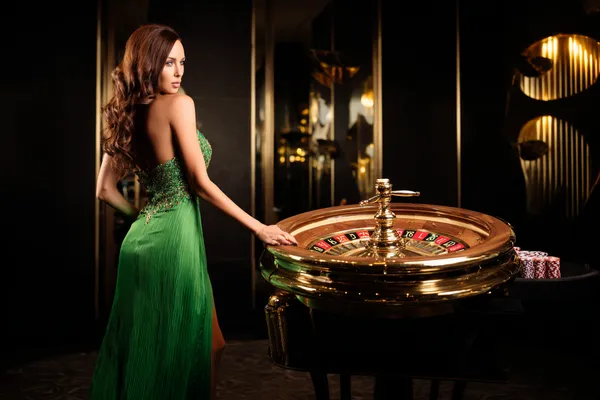Một người dùng thao tác trên thiết bị trước nền casino huyền ảo, minh họa quá trình truy cập lại tài khoản mượt mà tại QWE123.